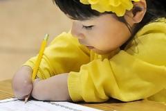 7χρονο κοριτσάκι που γεννήθηκε χωρίς χέρια κέρδισε διαγωνισμό καλλιγραφίας [φωτο]