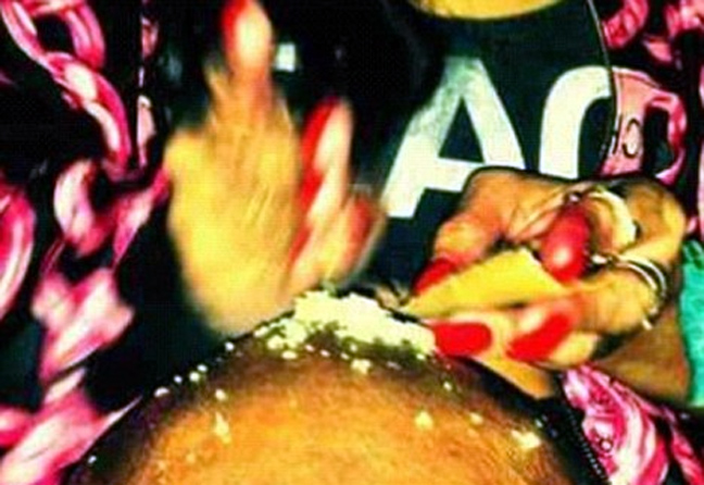 Η Rihanna κόβει άσπρη σκόνη πάνω στο κεφάλι ενός άνδρα! ( Photo ) - Φωτογραφία 3