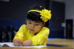 Κέρδισε σε διαγωνισμό καλλιγραφίας κι ας μην έχει χέρια