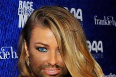 ΔΕΙΤΕ: Διάσημες γυναίκες με… μούσι!!!