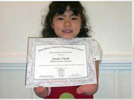 7χρονη χωρίς χέρια κέρδισε διαγωνισμό καλλιγραφίας! - Φωτογραφία 1