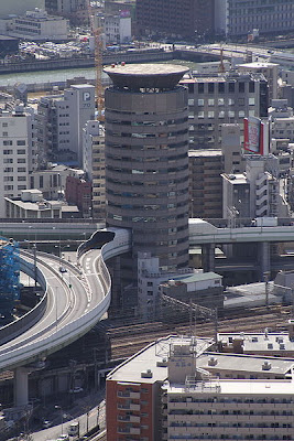 Αυτοκινητόδρομος περνά μέσα από ουρανοξύστη! - Φωτογραφία 2