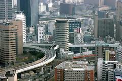 Αυτοκινητόδρομος περνά μέσα από ουρανοξύστη!