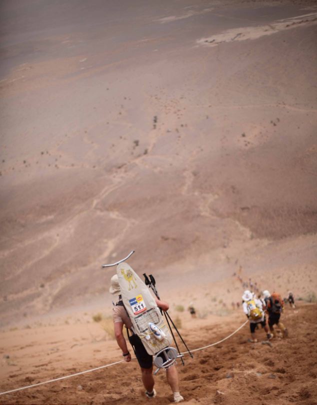Κουβαλώντας στην πλάτη τη σιδερώστρα στην έρημο - Φωτογραφία 6