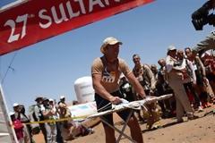 Κουβαλώντας στην πλάτη τη σιδερώστρα στην έρημο