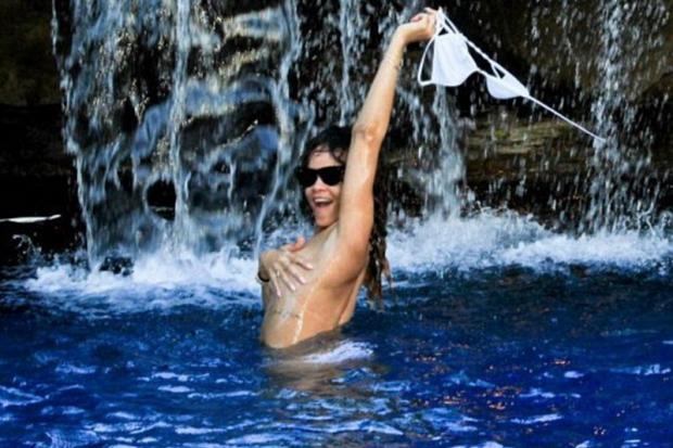RIHANNA: Πάει διακοπές στη Χαβάη, κάνει μπάνιο topless και το μοιράζεται μαζί μας - Φωτογραφία 1