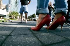 Άντρες σε… ψηλά τακούνια!!!