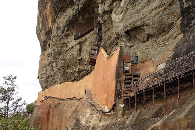 Sigiriya: Ακόμη ψάχνουν πως κατασκευάστηκε φρούριο σ' αυτόν τον βράχο (photos) - Φωτογραφία 2