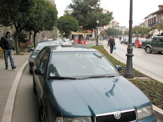Ταξιτζήδες γιουχάϊσαν χθες στην κεντρική πλατεία των Ιωαννίνων υποψήφιο βουλευτή του ΠΑΣΟΚ - Φωτογραφία 1