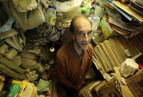 Ο άνθρωπος που ζει μέσα στα σκουπίδια (Photos) - Φωτογραφία 1