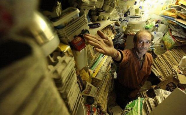 Ο άνθρωπος που ζει μέσα στα σκουπίδια (Photos) - Φωτογραφία 13