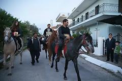 Μετέφεραν εικόνες του αγίου Γεωργίου πάνω σε άλογα!