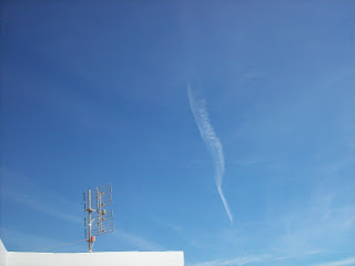 Επικίνδυνες λευκές γραμμές από αεροπλάνα στον ουρανό, παρατηρούν αναγνώστες - Φωτογραφία 4