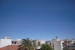 Επικίνδυνες λευκές γραμμές από αεροπλάνα στον ουρανό, παρατηρούν αναγνώστες