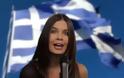Η Κατερίνα Μουτσάτσου φωνάζει «Είμαι Ελληνίδα» και κάνει το γύρο του κόσμου (vid)