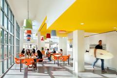 Στο γραφείο με την σανίδα του σερφ