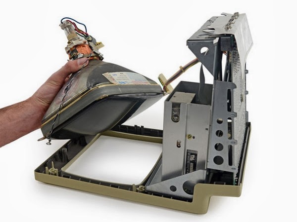 Το iFixit αποσυναρμολογεί το πρώτο Macintosh  (εικόνες) - Φωτογραφία 5