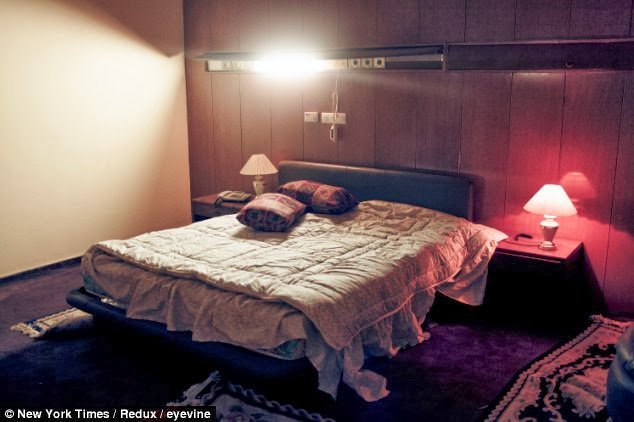 Εικόνες φρίκης από τα παλάτια του Καντάφι - Είχε δεκάδες δωμάτια όπου βίαζε αγόρια και κορίτσια έως 14 ετών - Φωτογραφία 2