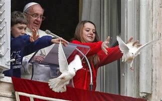 Κοράκι επιτέθηκε στο περιστέρι του Πάπα - Φωτογραφία 1