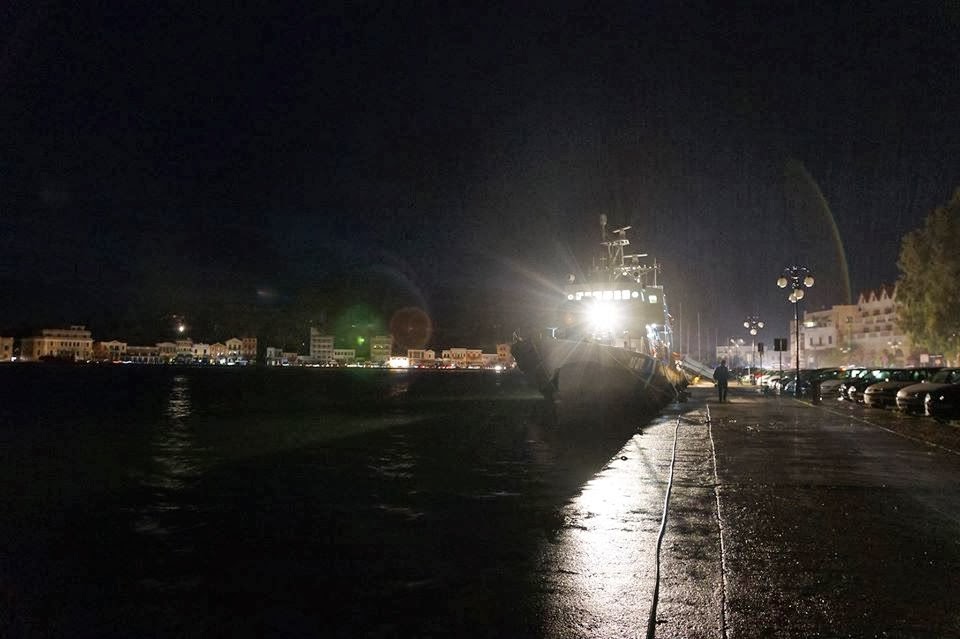 Το σκάφος του Λιμενικού φώτισε την προκυμαία Μυτιλήνης την ώρα της Διακοπής ρεύματος… - Φωτογραφία 2