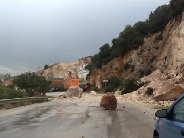 Με κρύο και μετασεισμούς πέρασαν το βράδυ τους οι κάτοικοι της Κεφαλονιάς - Φωτογραφία 17