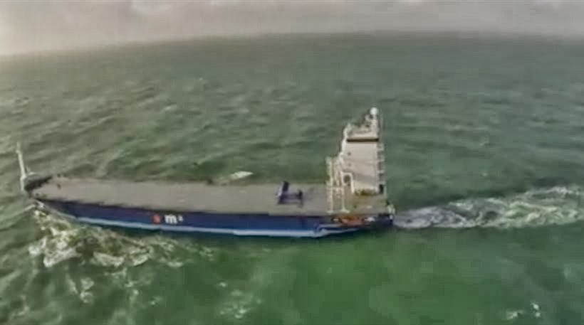 Αεροσκάφος προσγειώνεται σε φορτηγό πλοίο καταμεσής στη θάλασσα (video) - Φωτογραφία 1