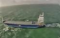 Αεροσκάφος προσγειώνεται σε φορτηγό πλοίο καταμεσής στη θάλασσα (video)