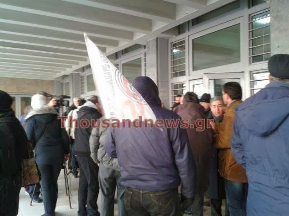 Έξω από τα δικαστήρια Θεσσαλονίκης διαμαρτύρονται οι εργαζόμενοι της ΕΛ.Β.Ο - Φωτογραφία 1