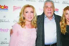 Ποια είναι η εντυπωσιακή ξανθιά σύζυγος του Μάκη Γιακουμάτου που συνελήφθη για το γηροκομείο