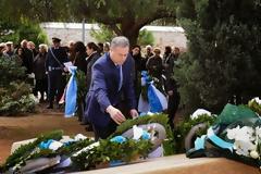 Ο Περιφερειάρχης Αττικής, Γιάννης Σγουρός, στο Μνημείο Ολοκαυτώματος Ελλήνων Εβραίων