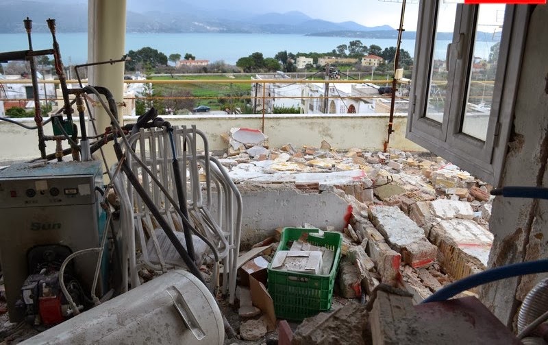 Εικόνες σοκ στην Κεφαλονιά: «Κόπηκαν» δρόμοι στα δυο από τον σεισμό - «Άνοιξαν» μέχρι και τάφοι! [photos] - Φωτογραφία 6