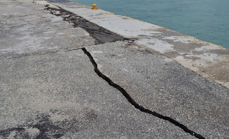 Εικόνες σοκ στην Κεφαλονιά: «Κόπηκαν» δρόμοι στα δυο από τον σεισμό - «Άνοιξαν» μέχρι και τάφοι! [photos] - Φωτογραφία 8