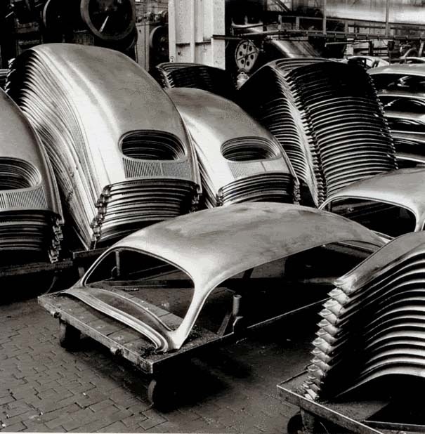 Φωτογραφίες του 1953 από ένα εργοστάσιο της Volkswagen. Πώς κατασκευαζόταν ο περίφημος σκαραβαίος - Φωτογραφία 1