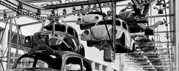 Φωτογραφίες του 1953 από ένα εργοστάσιο της Volkswagen. Πώς κατασκευαζόταν ο περίφημος σκαραβαίος - Φωτογραφία 2