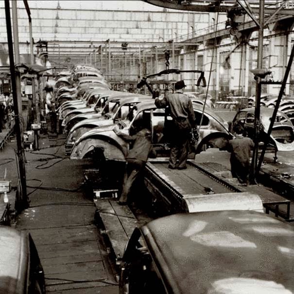 Φωτογραφίες του 1953 από ένα εργοστάσιο της Volkswagen. Πώς κατασκευαζόταν ο περίφημος σκαραβαίος - Φωτογραφία 3