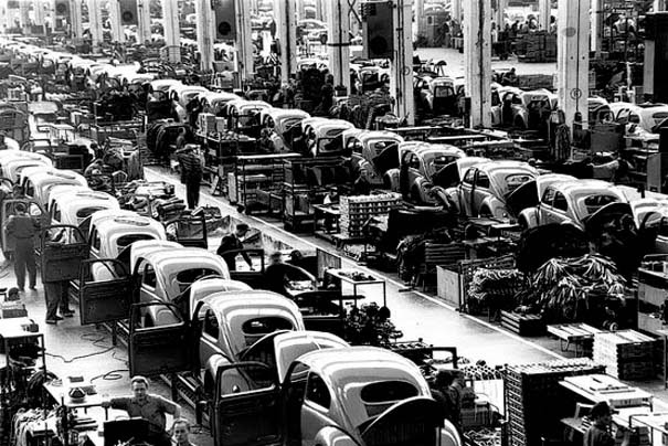 Φωτογραφίες του 1953 από ένα εργοστάσιο της Volkswagen. Πώς κατασκευαζόταν ο περίφημος σκαραβαίος - Φωτογραφία 4