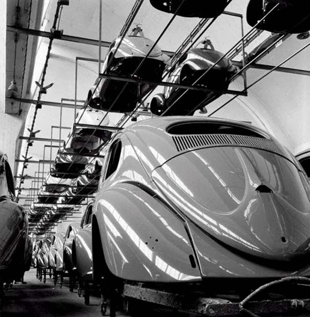 Φωτογραφίες του 1953 από ένα εργοστάσιο της Volkswagen. Πώς κατασκευαζόταν ο περίφημος σκαραβαίος - Φωτογραφία 5