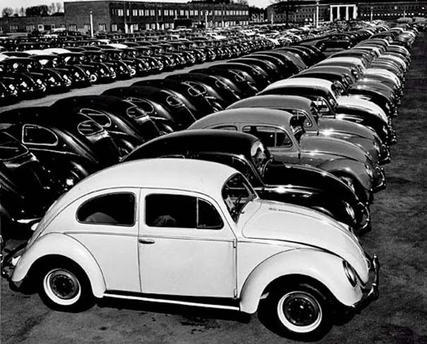 Φωτογραφίες του 1953 από ένα εργοστάσιο της Volkswagen. Πώς κατασκευαζόταν ο περίφημος σκαραβαίος - Φωτογραφία 7