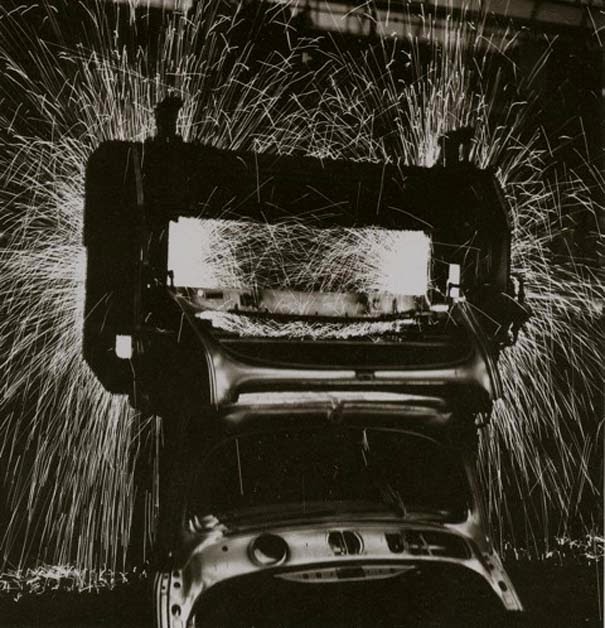 Φωτογραφίες του 1953 από ένα εργοστάσιο της Volkswagen. Πώς κατασκευαζόταν ο περίφημος σκαραβαίος - Φωτογραφία 9