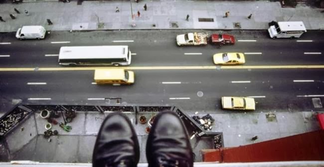 39χρονος πήδηξε στο κενό από τον 9ο όροφο της JP Morgan - Φωτογραφία 1