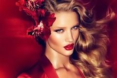 Φωτιά στα κόκκινα η Rosie Huntington Whiteley