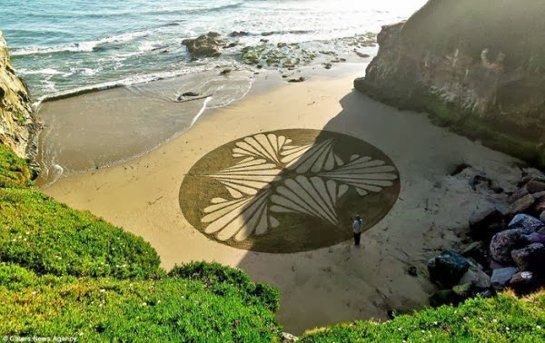 Αυτό θα πει τέχνη! Δείτε τι κάνει αυτός ο άντρας στην παραλία χρησιμοποιώντας μια τσουγκράνα! [photos] - Φωτογραφία 1