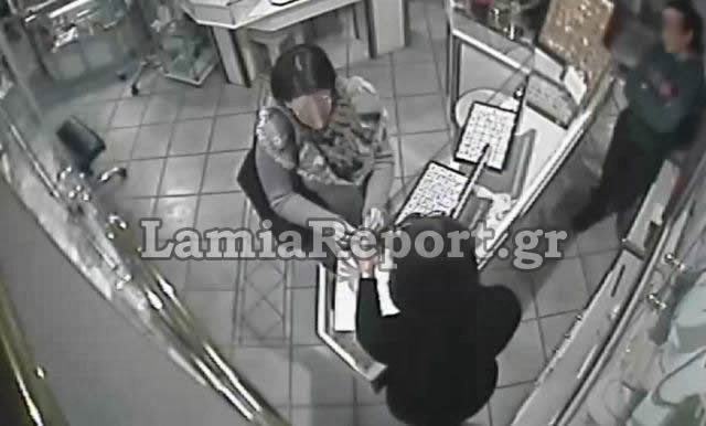 Λαμία: Στα χέρια της αστυνομίας η κυρία που έκλεψε το δαχτυλίδι από κοσμηματοπωλείο [video] - Φωτογραφία 1