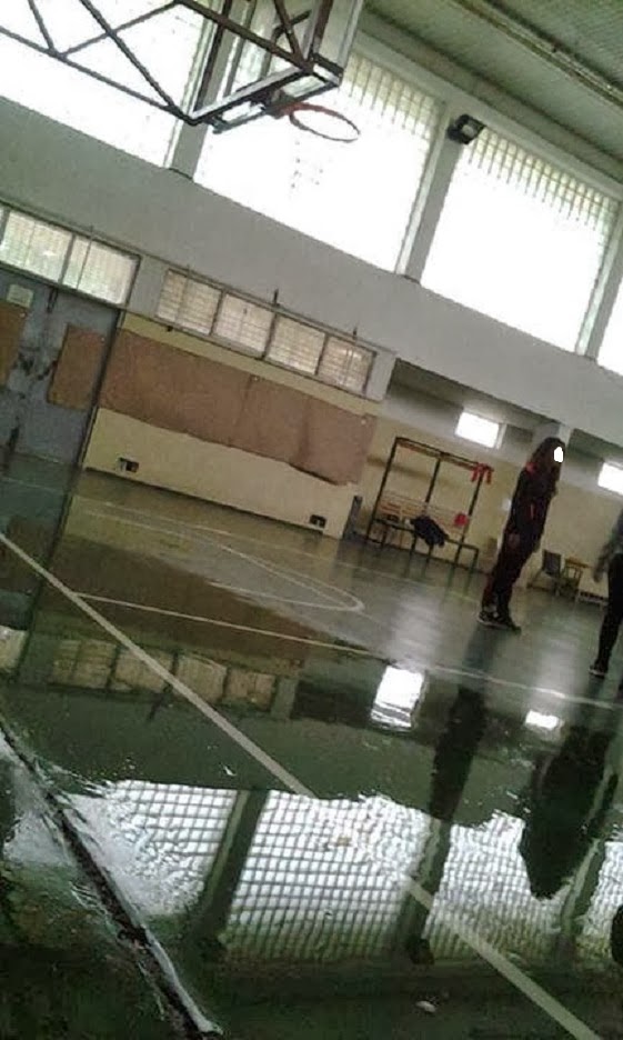 Απαράδεκτη εικόνα στο μοναδικό κλειστό γυμναστήριο του Γυμνάσιου-Λυκείου στο Καναλάκι. Τρύπιο από παντού και oι μαθητές κάνουν... μπάνιο! - Φωτογραφία 2