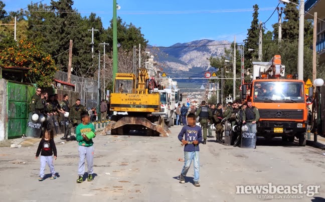 Κατεδάφιση αυθαιρέτων σε συνοικισμό ρομά στο Μενίδι - Φωτογραφία 3