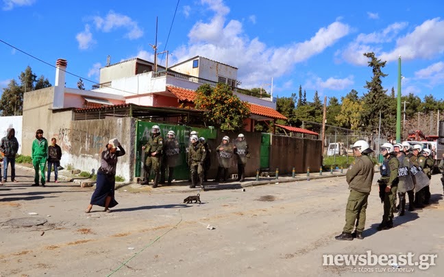 Κατεδάφιση αυθαιρέτων σε συνοικισμό ρομά στο Μενίδι - Φωτογραφία 5