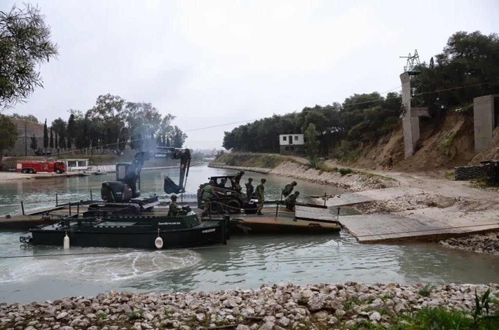 Φωτό από την επίσκεψη του ΥΦΕΘΑ Αθ. Δαβάκη στη ΣΜΧ και στο 747 ΕΤΜΧ - Φωτογραφία 18