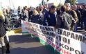 Σε εξέλιξη συγκέντρωση διαμαρτυρίας εργαζομένων των ναυπηγείων Σκαραμαγκά έξω από το ΥΕΘΑ
