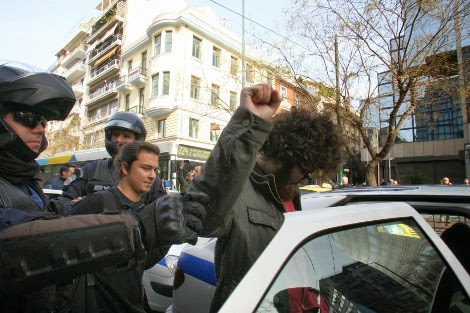 Ο αφάνας που κρατούσε την ντουντούκα της Ζωής Κωνσταντοπούλου, ανάμεσα στους προσαχθέντες για την εισβολή στο γραφείο Βαρβιτσιώτη - Φωτογραφία 7