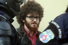 Ο αφάνας που κρατούσε την ντουντούκα της Ζωής Κωνσταντοπούλου, ανάμεσα στους προσαχθέντες για την εισβολή στο γραφείο Βαρβιτσιώτη